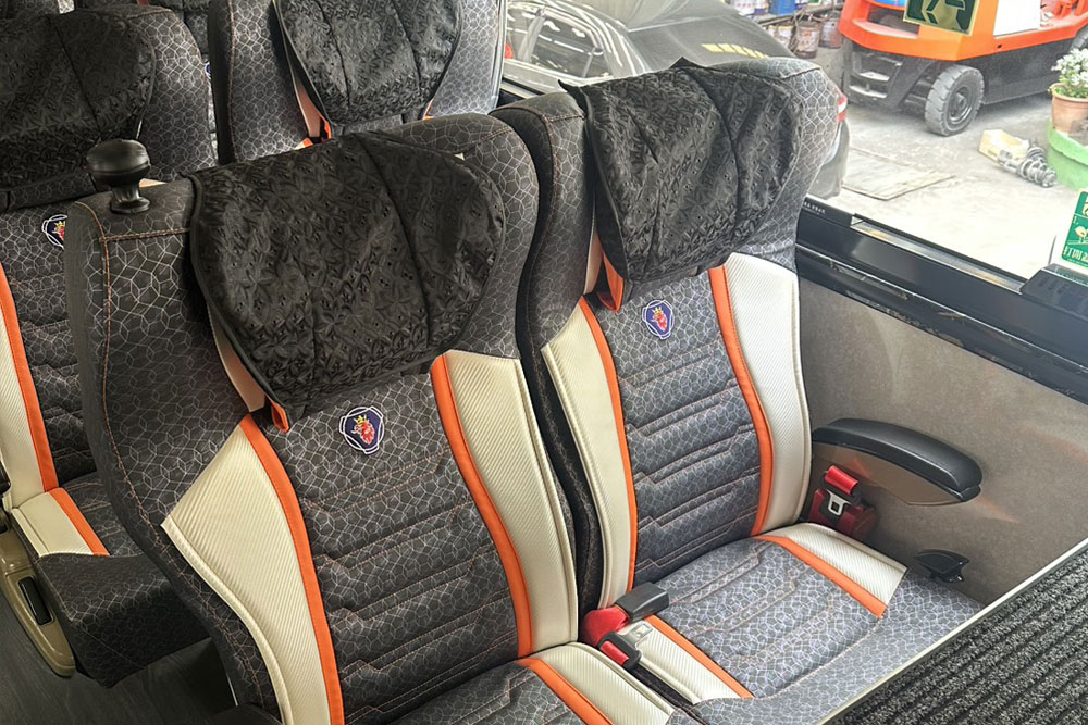Scania三排椅遊覽車-車內環境