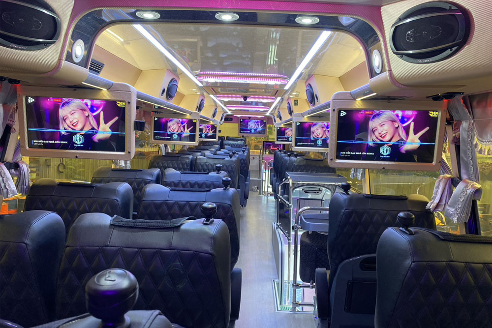 Benz三排椅遊覽車-車內環境