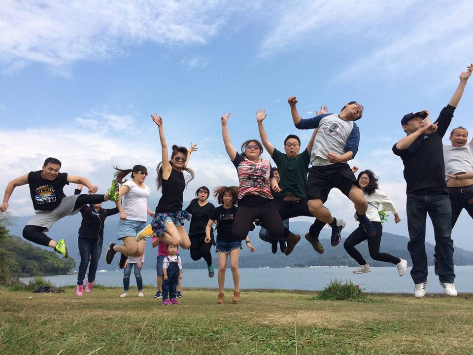 團體包車旅遊｜三排椅遊覽車舒適出行